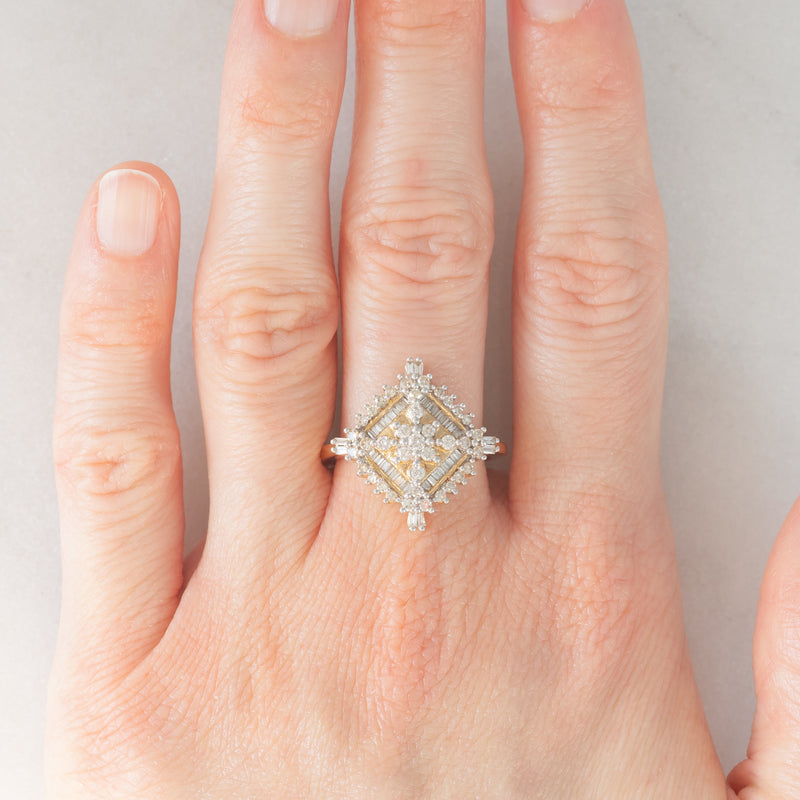 Anello vintage in oro giallo e bianco 14K con diamanti di taglio brillante e baguette (0.75ctw ca.), anni ‘70/‘80