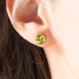 Vintage-Ohrringe aus 9-karätigem Gelbgold mit Lichtpunkten und grünen Peridoten (ca. 2 ctw)
