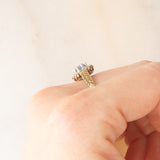 Anello a margherita in oro giallo 9K con zaffiro (0.35ct ca.) e diamanti (0.04ctw ca.), anno 1991