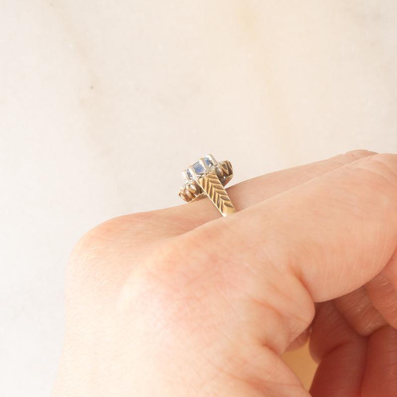 Anello a margherita in oro giallo 9K con zaffiro (0.35ct ca.) e diamanti (0.04ctw ca.), anno 1991