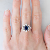 Anello ballerina vintage in oro bianco 18K con zaffiro (1.30ct ca.) e diamanti di taglio brillante e di taglio baguette (1ctw ca.), anni ‘70/‘80