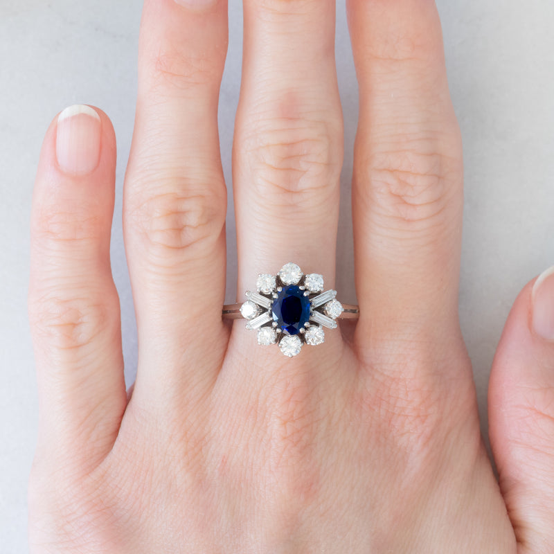 Anello ballerina vintage in oro bianco 18K con zaffiro (1.30ct ca.) e diamanti di taglio brillante e di taglio baguette (1ctw ca.), anni ‘70/‘80