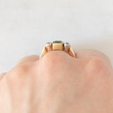 Trilogy antico in oro giallo 14K con tormalina verde di taglio carré (0.35ct ca.) e diamanti di taglio vecchia Europa (0.30ctw ca.), anni ‘20/‘30