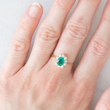 Anello a margherita vintage in oro giallo 18K e 14K con smeraldo (0.60ct ca.) e diamanti di taglio brillante (0.30ctw ca.), anni ‘70/‘80