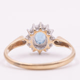 Anello a margherita vintage in oro giallo 9K con topazio azzurro (0.45ct ca.) e diamanti (0.14ctw ca.), anni ‘90