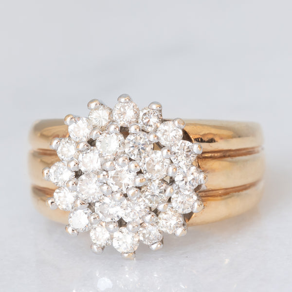 Anello a fiore vintage con fascia in oro giallo e bianco 14K con diamanti di taglio brillante (1ctw ca.), anni ‘70
