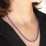 Collana moderna con tanzanite e vetri blu e con chiusura in oro giallo 18K