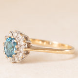 Anello a margherita vintage in oro giallo e bianco 9K con topazio azzurro (0.40ct ca.) e diamanti (0.12ctw ca.), anni ‘90