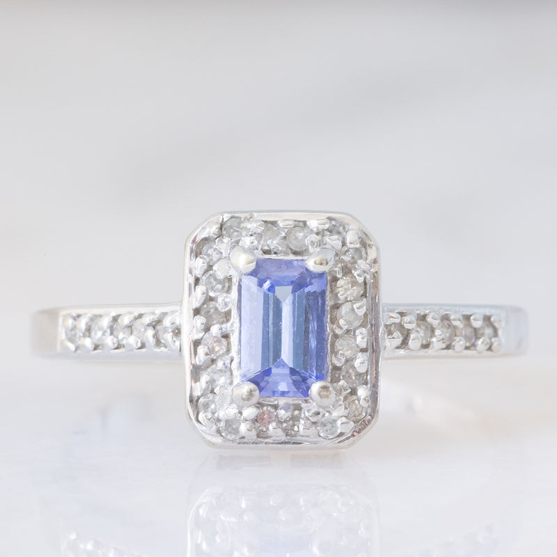 Anello a margherita in oro bianco 9K con tanzanite (0.30ct ca.) e diamanti (0.15ctw ca.), anni ‘90