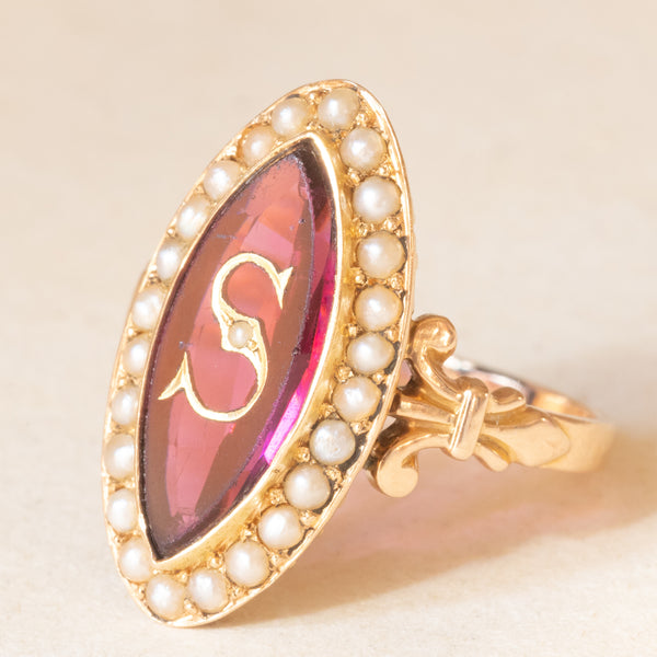 Anello a navette antico in oro giallo 18K con pasta di vetro rosa, perline bianche e con “S” di “Souvenir”, primi del ‘900