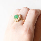 Vintage-Gänseblümchenring aus 18 Karat Gelbgold mit Smaragd im Cabochonschliff (ca. 2 Karat) und weißen Perlen, 50er Jahre