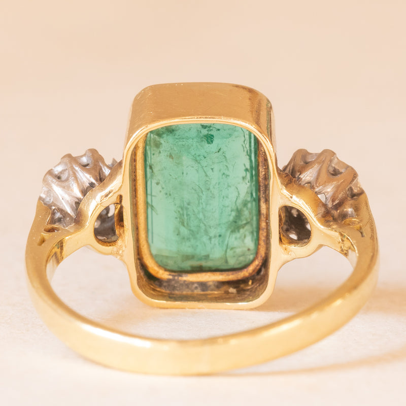Trilogy vintage in oro giallo e bianco 18K con smeraldo (1.70ct ca.) e diamanti di taglio brillante (0.30ctw ca.), anno 1984