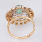 Anello a margherita in oro giallo e bianco o 9K con smeraldo (0.80ct ca.) e diamanti (0.78ctw ca.), anni ‘70