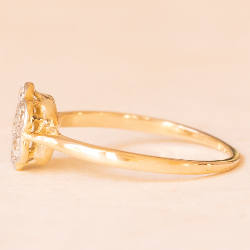 Anello a fiore vintage in oro giallo e bianco 18K con diamanti (0.18ctw ca.), anni ‘40/‘50