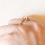 Vintage-Solitär aus 9 Karat Gelbgold mit Diamant im Brillantschliff (ca. 0.14 ct), 1988