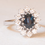 Vintage-Gänseblümchenring aus 14 Karat Weißgold mit Saphiren (ca. 2 ct) und Diamanten im Brillantschliff (ca. 0.80 ctw), 70er Jahre