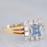 Anillo vintage de oro amarillo y blanco de 14 quilates con margaritas, topacio azul (aprox. 0.70 ct) y diamantes de talla brillante (aprox. 0.48 ct), década de 70/80