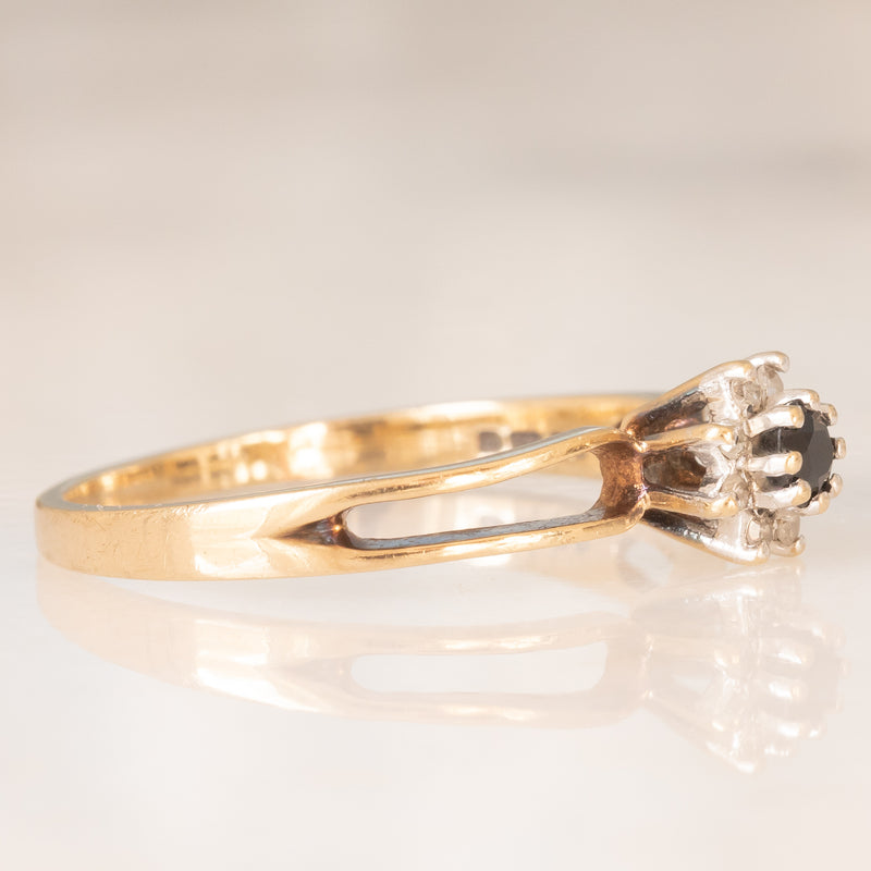 Anello a margherita in oro giallo 9K con zaffiro (0.08ct ca.) e diamanti (0.06ctw ca.), anni ‘70/‘80