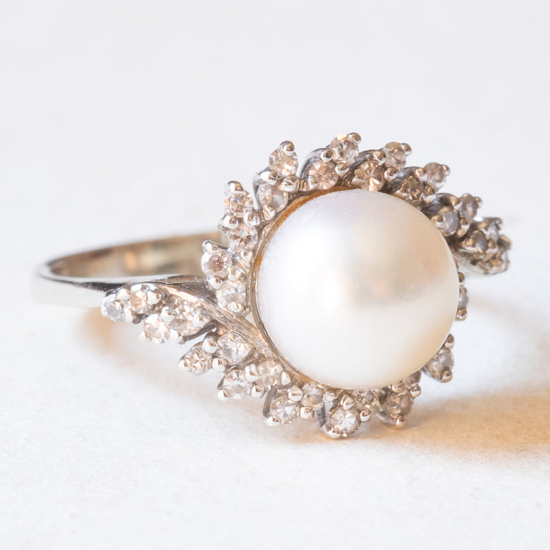 Anello a margherita vintage in oro bianco 18K con perla bianca e diamanti (0.18ctw ca.), anni ‘70