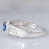 Anello a fascia con margherita in platino con zaffiro (0.44ct) e diamanti (0.67ctw), anni ‘80/‘90