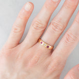 Trilogy gypsy vintage in oro giallo 14K con diamante (0.16ct ca.) e rubini (0.16ctw ca.), anni ‘40/‘50