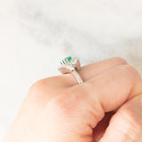 Anello vintage in oro bianco 18K con smeraldi (0.60ctw ca.) e diamanti (1ctw ca.), anni ‘70/‘80