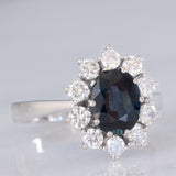Anello a margherita vintage in oro bianco 18K con zaffiro (1.90ct ca.) e diamanti di taglio brillante (0.75ctw ca.), anni ‘70