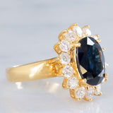 Anello a margherita vintage in oro giallo 18K con zaffiro (4.40ct ca.) e diamanti di taglio brillante (1.68ctw ca.), anni ‘70/‘80