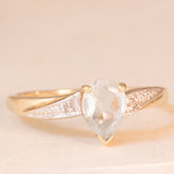Anello vintage in oro giallo 9K con topazio azzurro (0.70ct ca.) e diamanti, anni ‘70/‘80