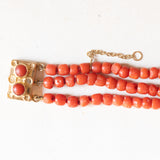 Braccialetto vintage con tre fili di perline di corallo arancione e con chiusura in oro giallo 14K e con coralli arancioni, anni ‘60