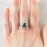 Anello a margherita vintage in oro bianco 14K con zaffiro (2ct ca.) e diamanti (0.54ctw ca.), anni ‘70/‘80