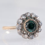 Anillo antiguo de oro amarillo de 14 quilates y plata con margaritas, topacio azul (aprox. 0.40 ct) y diamantes talla rosa (aprox. 0.22 ct), principios del siglo XX.