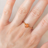 Solitario vintage in oro giallo 9K con zaffiro arancione sintetico (0.56ct)