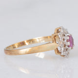 Anello a margherita vintage in oro giallo e bianco 9K con rubino (0.12ct ca.) e diamanti (0.04ctw ca.), anno 1988