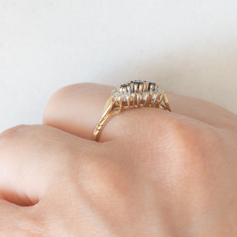 Anello vintage in oro giallo 9K con zaffiri (0.20ctw ca.) e diamanti (0.18ctw ca.), anni ‘70/‘80