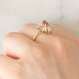 Anello ballerina vintage in oro giallo 14K con rubino (0.40ct ca.) e diamanti di taglio tapered (1ctw ca.), anni ‘70/‘80