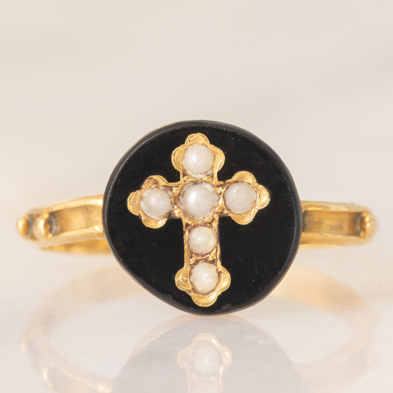 Raro anello rosario antico in oro giallo 18K con onice e perline bianche, fine ‘800/inizio ‘900