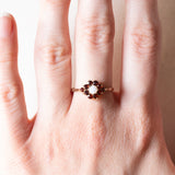 Vintage-Gänseblümchenring aus 9-karätigem Gelbgold mit Opal (ca. 0.12 ct) und Granaten (ca. 0.40 ctw), Jahr 1984