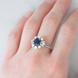 Anello ballerina vintage in oro bianco 18K con zaffiro (1.30ct ca.) e diamanti di taglio brillante e di taglio baguette (1ctw ca.), anni ‘70/‘80