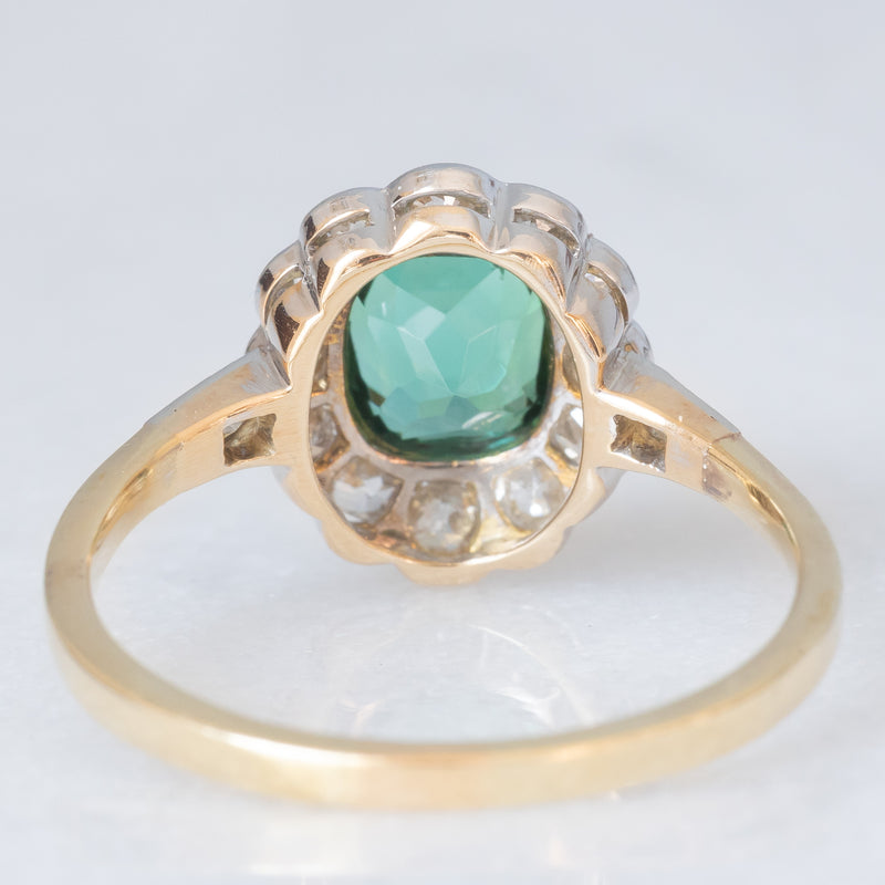 Anello a margherita antico in oro giallo 18K con tormalina verde (1ct ca.) e diamanti di taglio vecchia miniera (0.50ctw ca.), anni ‘20/‘30