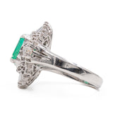 ANELLO A BALLERINA IN PLATINO 900 CON SMERALDO CENTRALE (1.80 CT) E DIAMANTI (1.05CT)