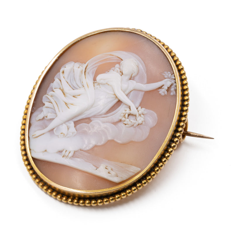 Spilla in oro giallo 14k con cammeo su conchiglia raffigurante Flora