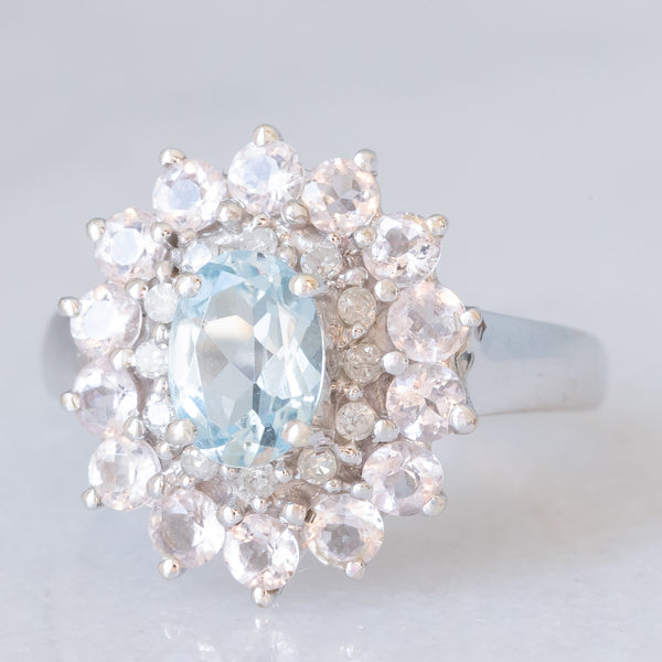 Anello a margherita moderno in oro bianco 9K con acquamarina (0.60ct ca.), diamanti (0.12ctw ca.) e morganiti (0.84ctw ca.), anni ‘2000