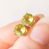 Vintage-Ohrringe aus 9-karätigem Gelbgold mit Lichtpunkten und grünen Peridoten (ca. 2 ctw)