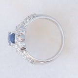 Anello a margherita a fascia in platino con zaffiro (1ct) e diamanti (1ctw), anni ‘80
