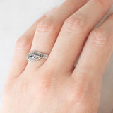 Anello vintage in oro bianco 9K con diamanti bianchi e diamanti neri (0.25ctw ca.)
