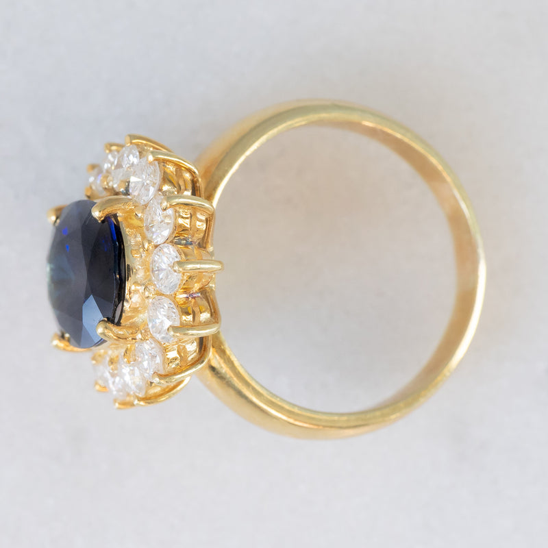 Anello a margherita vintage in oro giallo 18K con zaffiro (4.40ct ca.) e diamanti di taglio brillante (1.68ctw ca.), anni ‘70/‘80