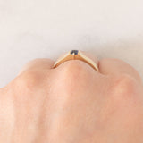 Solitario a fascia vintage in oro giallo 14K con zaffiro di taglio carré (0.18ct ca.), anni ‘70