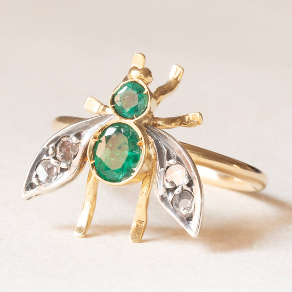 Anello a forma di mosca convertito da spilla antica in oro giallo 18K e argento con smeraldi e diamanti di taglio rosetta