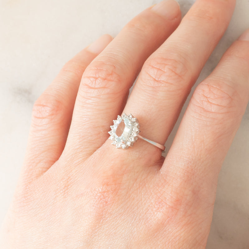 Anello a margherita in oro bianco 9K con acquamarina (1ct ca.) e diamanti di taglio brillante (0.16ctw ca.), anno 2006